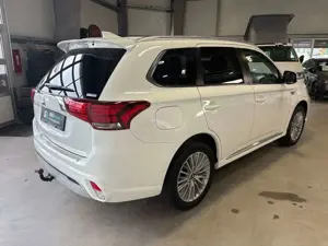 Mitsubishi Outlander PHEV Basis 4WD KAMERA PDC NAVI Bild 5