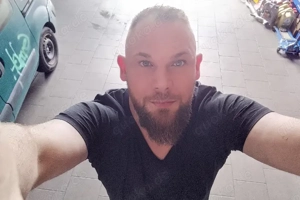 Einen schönen gemütlichen Abend verbringen, mit einem Glas Wein 