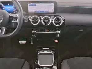 Mercedes-Benz CLA 180 Coupé AMG KAMERA+LED+NAVI+CARPLAY+18" Bild 3