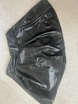 Lederrock mit eingenähter Shorts Skort Bild 2