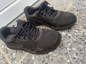 Dreckige getragene Nike Turnschuhe 