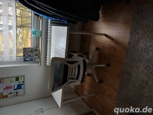 Schreibtisch mit Stuhl 