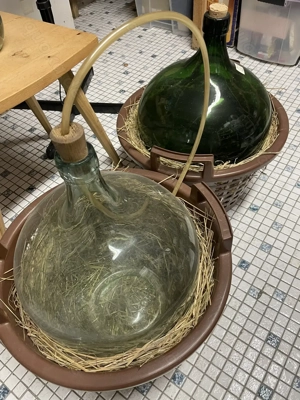 2 große Korbflaschen 