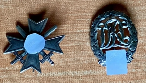 2 Abzeichen von 1938, (Kreuz 1. Klasse und  Reichssportabzeichen DRL in Silber).