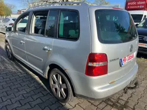 Volkswagen Touran Highline 2.0 TDI  Schiebedach AHK 6-Gang Bild 2