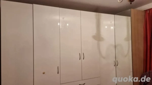 Zum Abholpreis: Großer weißer Kleiderschrank mit Eckelement