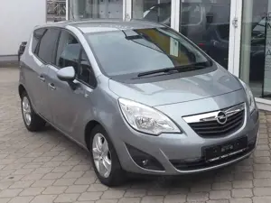 Opel Meriva Design Edition Turbo AHK 8-fach bereift