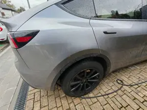 Tesla Model Y Model Y Long Range Dual Motor AWD Bild 5