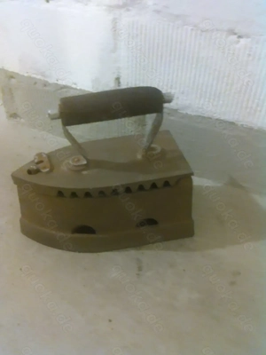 Bügeleisen und ein Waffeleisen 