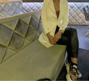  Anzeige: Dominante Herrin sucht Online- oder Cash-&-Go-Geldsklaven 