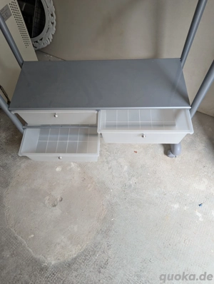 Garderobenständer mit Ablagen und Schubladen