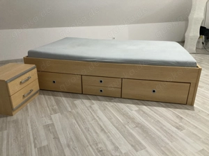 Bett und Nachttischschränkchen