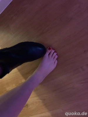 Suche Geldsklaven für Fußbilder