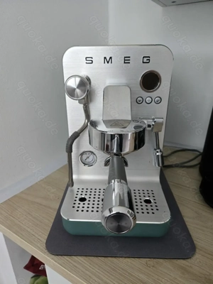 Verkaufe Top stylische hochwertige Siebträgermaschine SMEG EMC02 (wie neu) mit diversen Sieben