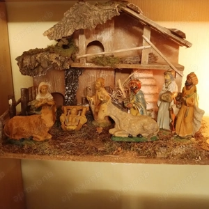 Weihnachtskrippe + 8 detailgetreue schöne Figuren (Figuren bis ca. 16 cm groß), gut erhalten