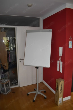 Flipchart   Whiteboard auf Rollen - höhenverstellbar aus Metall mit Seitenarmen