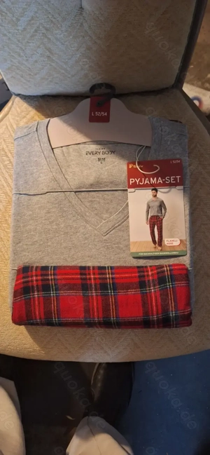Ich verkaufe einen nagelneuen Herren-Pyjama von Tchibo. Unliebsames Geschenk   nie getragen.