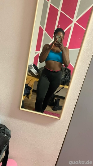 Getragene Wäsche einer frechen, sportlichen 21-Jährigen