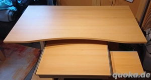 Computerschreibtisch mit Tastatur- und Mausausschub