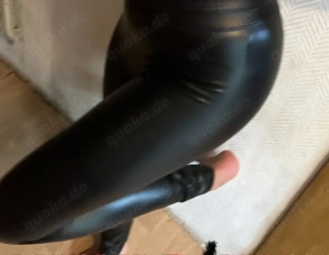 Getragene Hautenge Leder Leggings 