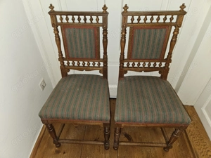2 sehr schöne, alte Stühle, massiv Holz, sehr stabil verzierte Rückenlehne TOP Zustand!