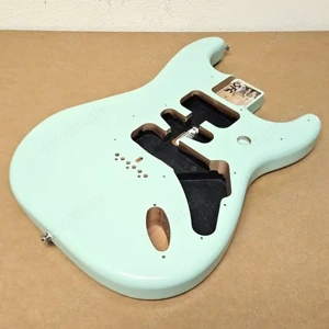 Fender Tom Delonge Stratocaster Erle HardtailFender Tom Delonge Strato Body Surf Green Strat Gitarre