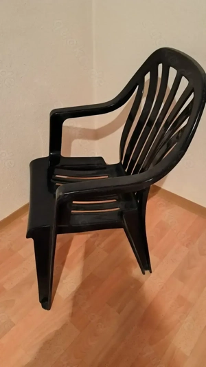 Balkon-Gartenstühle weiß und dunkelblau + eine Auflage