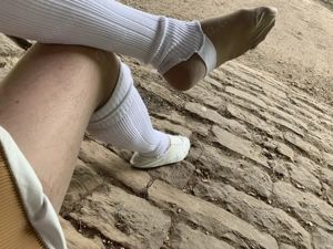 Suche Sklaven, der meine Gymnastikschuhe von unten küsst Bild 2