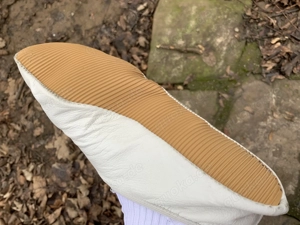 Suche Sklaven, der meine Gymnastikschuhe von unten küsst