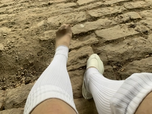 Suche Sklaven, der meine Gymnastikschuhe von unten küsst Bild 3