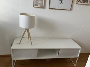 Moderner weißer Lowboard   TV-Tisch mit Schiebetüren & Metallgestell