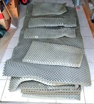 Akustikschaumstoff Akustikpaneele Pyramidenschaumstoff extra dick ca. 10 qm gebraucht zu verschenken