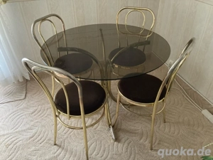 Tisch und 4 Stühle