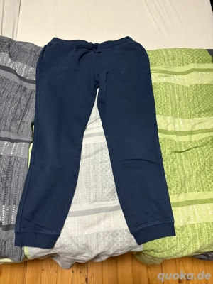 Abzugeben sind diese 2 Jungen Jogging Hosen von der Marke C&A und s.Oliver