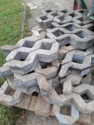 Teilstücke von Rasengittersteinen aus Beton