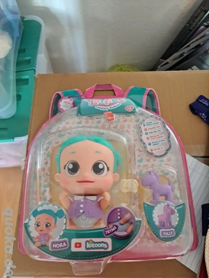 neue puppe lacht und bewegt den mund 