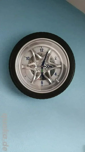 Wanduhr Reifen Optik 