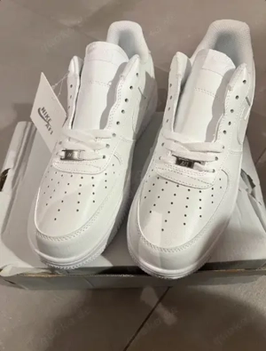 Nike Air Force Neu