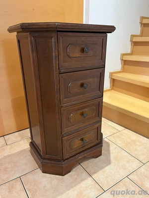 Kleine robuste Kommode aus dunlem Holz, Holzoptik