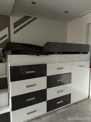 Bett mit integriertem Schrank