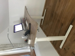 Elektrisch höhenverstellbarer Schreibtisch