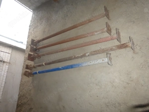 Baumaterial Schaltafeln, Spießen, Rahmenschenkel Balken Abwasserrohre