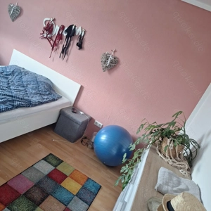 Biete möbliertes Zimmer für Frau 18+..