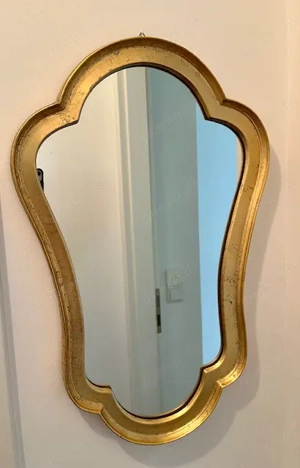 Spiegel mit Holzrahmen in gold