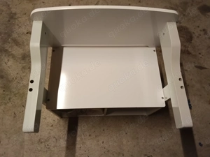 Kindertisch und bank in einem 