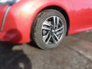 Peugeot 208 1.2 PureTech 100 Allure LED Navi PDC Kamera Bild 4