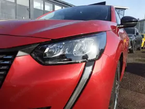 Peugeot 208 1.2 PureTech 100 Allure LED Navi PDC Kamera Bild 3