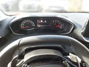 Peugeot 208 1.2 PureTech 100 Allure LED Navi PDC Kamera Bild 5