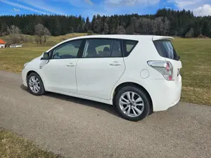 Toyota Verso Verso Diesel 2.2 D-4D Automatik Life Bild 4