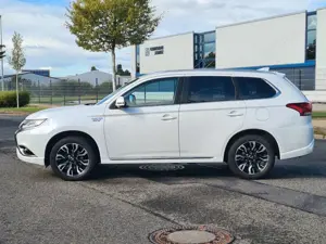 Mitsubishi Outlander PHEV Top 4WD*Autom*1.Hand*Navi* Bild 2